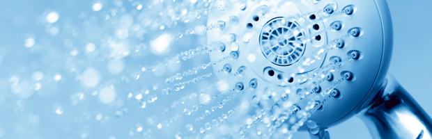 Mieter können sich durch den Sprühnebel, der beim Duschen eingeatmet wird, mit Legionellen infizieren.